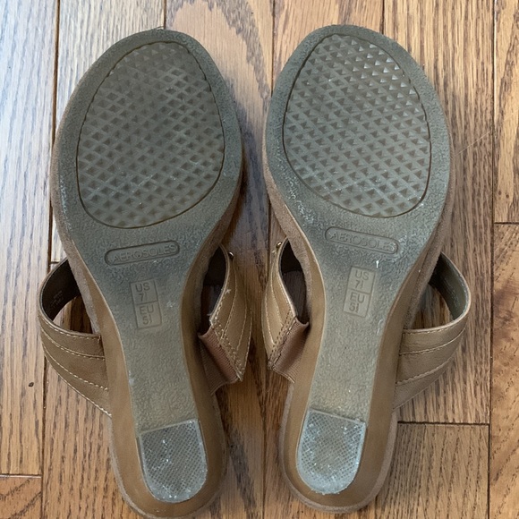 AEROSOLS, tan, slip-on thong sandals wedge heel, all manage material, size 71/2 - Picture 3 of 4